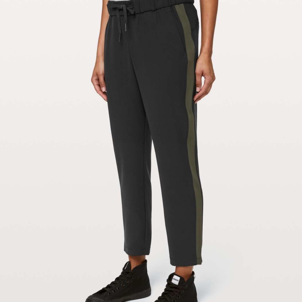EUC Lululemon On the Fly Pant Woven size 4